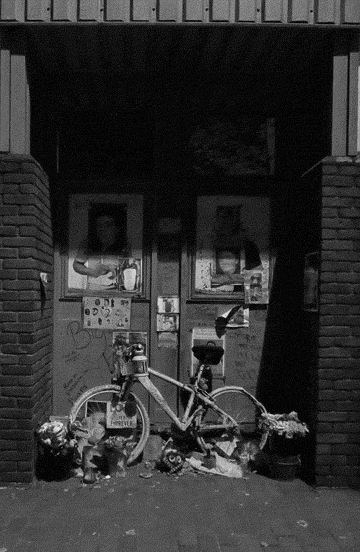 Gif-file displaying 24 black and white photos of a white ghostbike in London by Marianne Casmose